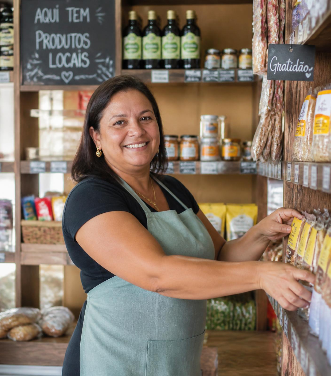 Empresária organizando produtos em sua loja
