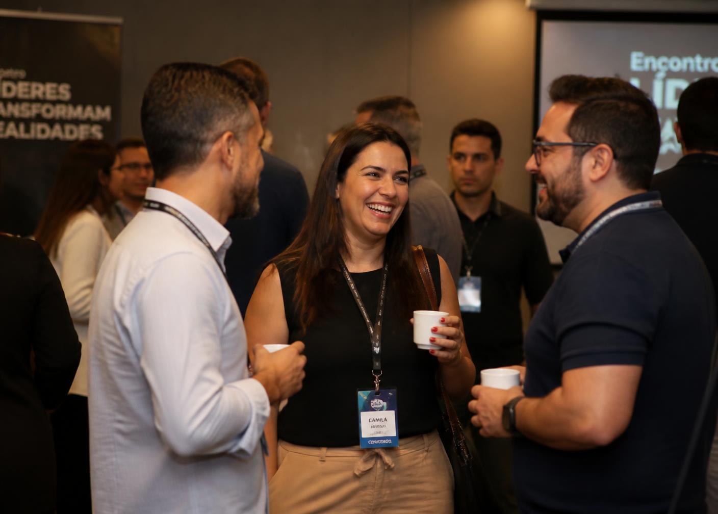 Empresários conversando em evento de networking