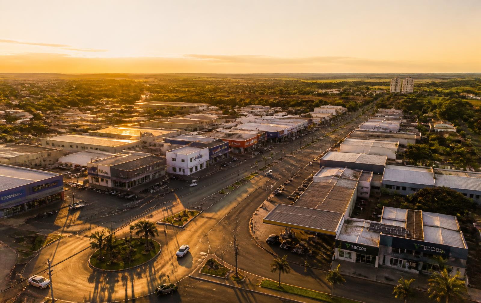 Vista aérea do comércio de Planaltina-DF ao entardecer